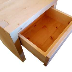 Nachtkasten in Zirbel Holz