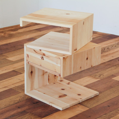 Flying bedside table