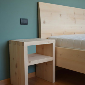 Nachtkasten in Zirbel Holz