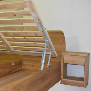 Bett aus Massivholz aus Eiche mit Bettkasten