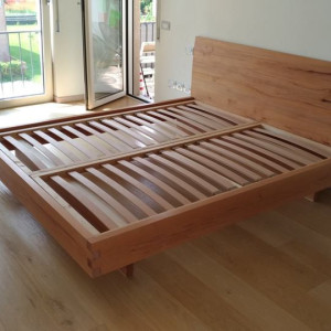 Bett aus Massivholz aus Kernbuche