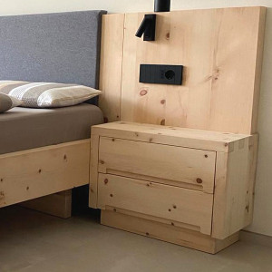 Zirbelholzbett mit Lodeneinsatz - Komfort und Eleganz