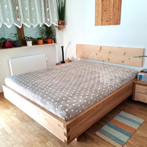 Massivholzbett aus Eiche mit Zirbelholz-Kopfteil - Exklusives Design und höchster Komfort