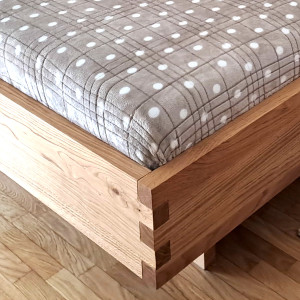 Massivholzbett aus Eiche mit Zirbelholz-Kopfteil - Exklusives Design und höchster Komfort